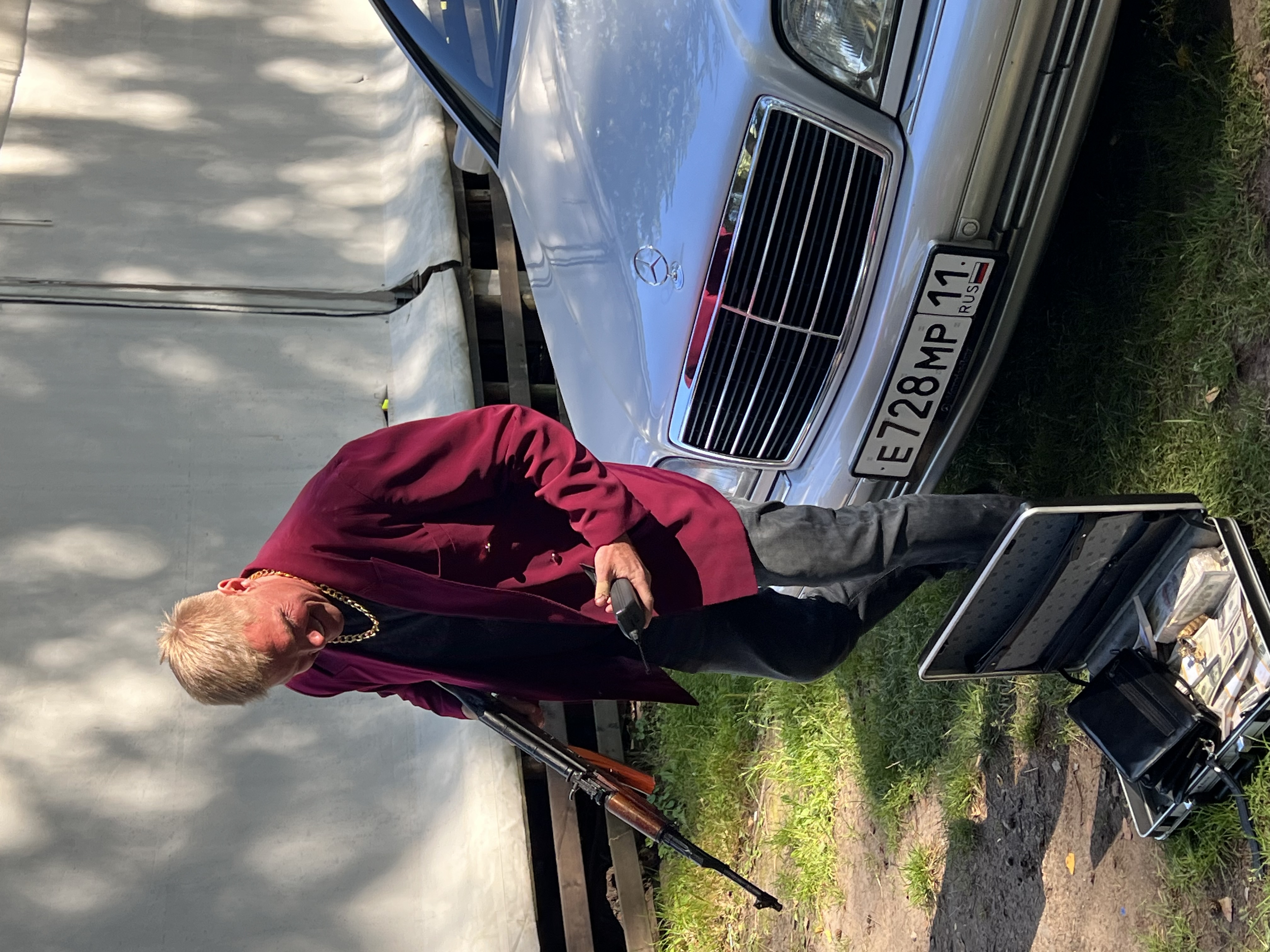 Эд Montana в малиновом пиджаке у Mercedes W140